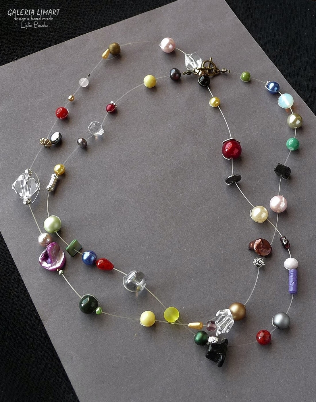 bogata kompozycja bajecznie kolorowych przeróżnych perełek z kryształkami, szkłem weneckim, minerałami w ciekawej i niebanalnej palecie barw